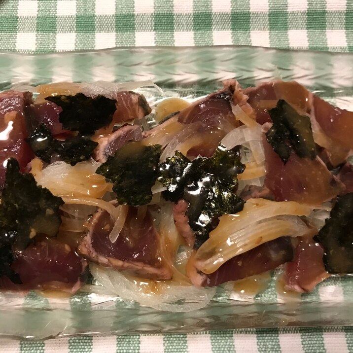 海苔と玉ねぎのごまポン酢がけのせ鰹のたたき